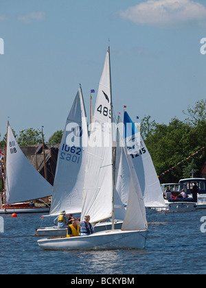 Flusses Bure im horning zu Beginn der jährlichen drei Flüsse Rasse, Norfolk Stockfoto