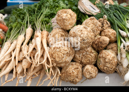 Natürlich verkauft angebautes Gemüse auf dem Markt Petersilie Kohlrabi und jungen Zwiebeln Stockfoto