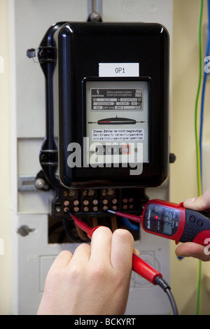 Electrican bei der Arbeit in der Ausbildungsstätte für Handwerksmeister Stockfoto