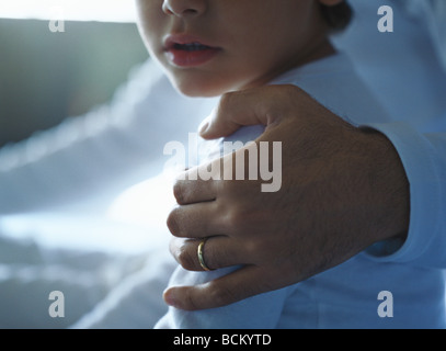 Vaters Hand auf der Schulter des Kindes Stockfoto