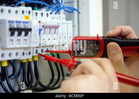 Elektriker bei der Arbeit in der Ausbildungsstätte für Handwerksmeister Stockfoto