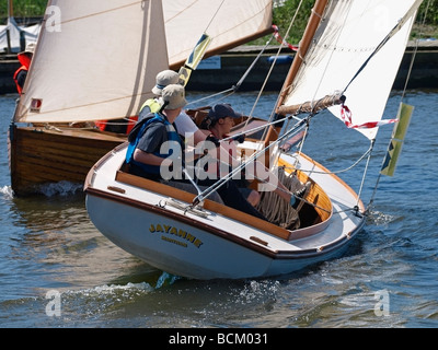 Flusses Bure im horning zu Beginn der jährlichen drei Flüsse Rasse, Norfolk Stockfoto