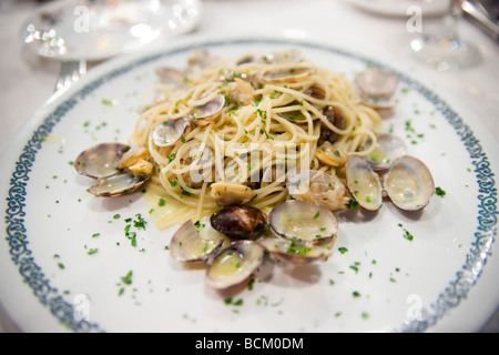 Spaghetti Vongole - Pasta mit Muscheln wie gedient Hotel Rialto Restaurant Venedig Stockfoto