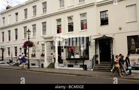 Cheltenham Spa Gloucestershire England UK Shopper in der Regent Street Einkaufsviertel im Zentrum Stadt Stockfoto