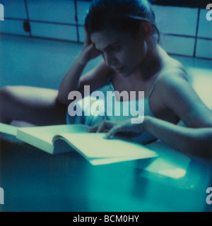 Frau sitzt in der Badewanne, lesen Stockfoto