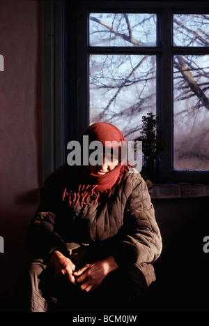 88 Jahre alte Maria Minyanok lebt allein in ihrem verlassenen Dorf innerhalb der geschlossen-30 km-Zone um Chernobyl station Stockfoto