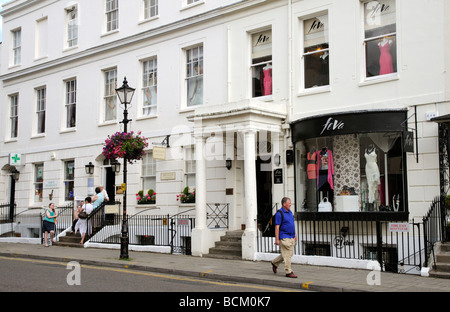 Cheltenham Spa Gloucestershire England UK Shopper in der Regent Street Einkaufsviertel im Zentrum Stadt Stockfoto