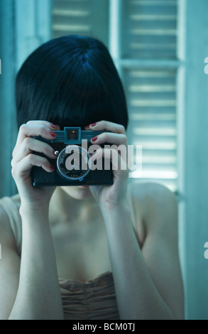 Frau nehmen Foto, Vorderansicht Stockfoto