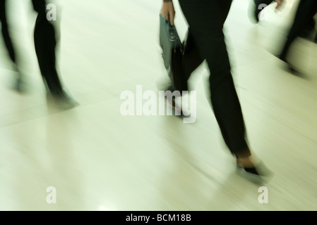 Geschäftsleute gehen, niedrigen Bereich unscharf Bewegung Stockfoto