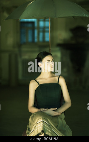 Frau sitzt im Rahmen des Fotografen, wegschauen Stockfoto