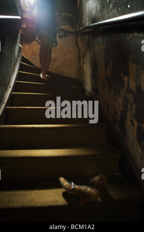 Frau, die Treppen hinunter, Highheels an Unterseite der Treppe Stockfoto