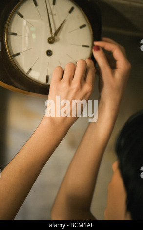 Einstellen der Uhr, Frau beschnitten Ansicht Stockfoto