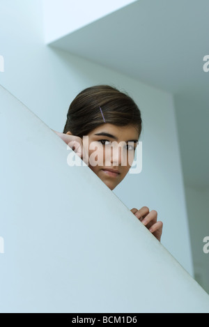 Teengirl stützte sich auf die Kante der Wand, Blick in die Kamera Stockfoto