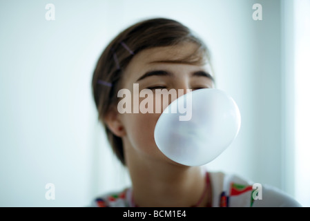 Nahaufnahme des Mädchens Seifenblase mit Kaugummi Stockfoto