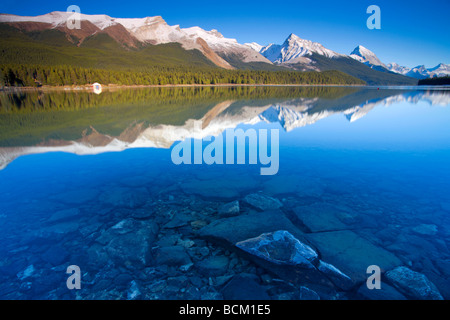 Kristallklares Wasser mit Reflektionen am Maligne Lake Canadian Rockies Jasper Nationalpark Alberta Kanada Oktober 2006 Stockfoto