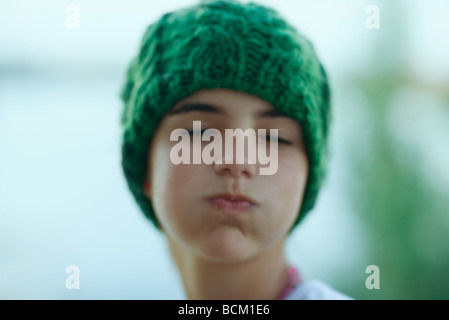 Nahaufnahme des Mädchens schnaufend, Wangen, Augen halb geschlossen Stockfoto