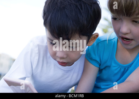 Kinder spielen mit dem handheld Videospiel, Nahaufnahme Stockfoto