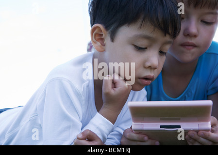 Kinder spielen mit dem Videospiel, Nahaufnahme Stockfoto