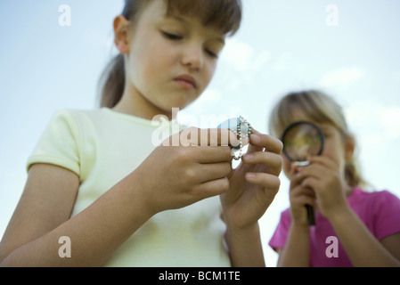 Mädchen spielen im Freien, flachen Winkel Ansicht, Nahaufnahme Stockfoto