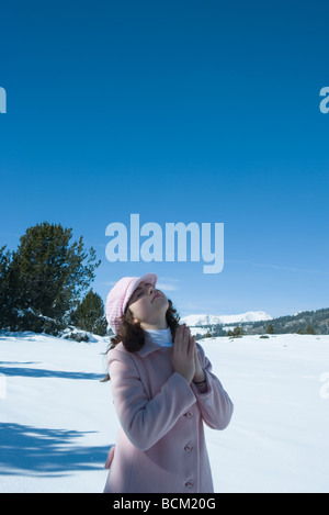 Teenager-Mädchen stehen im Freien im Gebet Position, Kopf nach hinten, Augen geschlossen Stockfoto