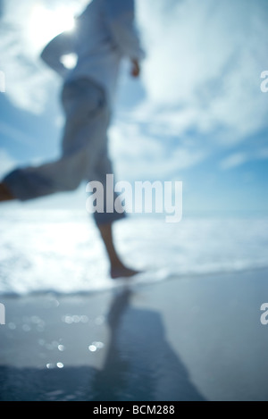 Mann läuft am Strand, Blick, unscharf gestellt beschnitten Stockfoto