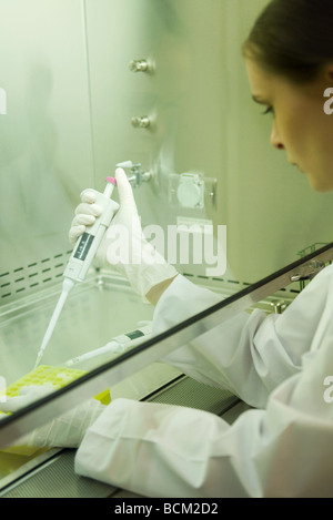 Wissenschaftlerin arbeitet im Labor, Seitenansicht Stockfoto