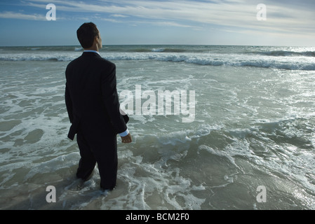 Geschäftsmann, stehen im Meer, Rückansicht Stockfoto