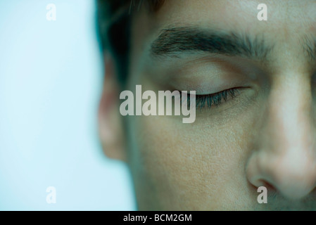 Mann mit Augen geschlossen, extreme Nahaufnahme Stockfoto