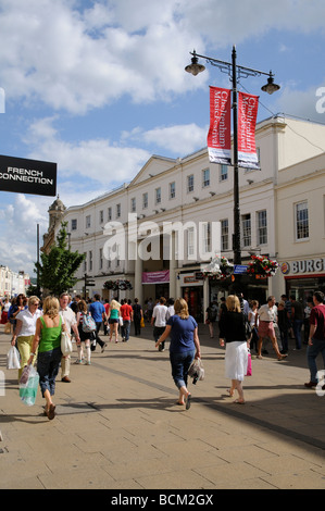 Cheltenham Spa Gloucestershire England UK Shopper auf Regent Street Einkaufsviertel der Stadt Zentrum Regent Arcade Gebäude Stockfoto