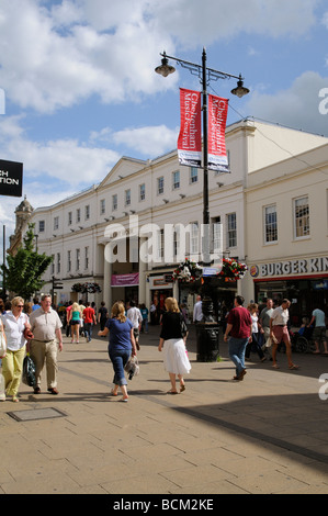 Cheltenham Spa Gloucestershire England UK Shopper auf Regent Street Einkaufsviertel der Stadt Zentrum Regent Arcade Gebäude Stockfoto