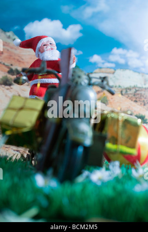 Santa Claus Figur reiten Motorrad Stockfoto