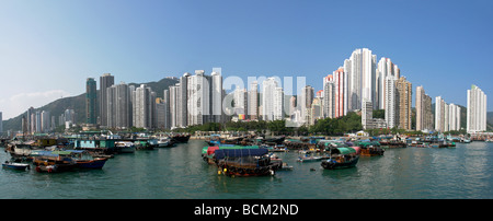 China Hong Kong Aberdeen Hafen mit Ap Lei Chau Apartment auf der Rückseite Stockfoto