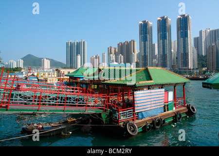 China Hong Kong Aberdeen Hafen mit Ap Lei Chau Apartment auf der Rückseite Stockfoto