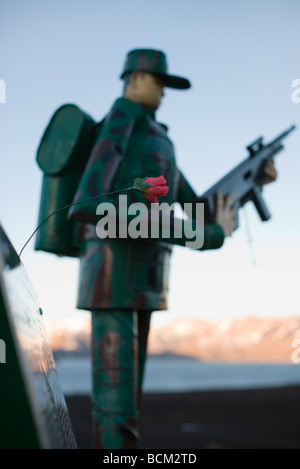 Soldat Figur halten Gewehr, stieg Fokus auf einzelne künstliche im Vordergrund Stockfoto