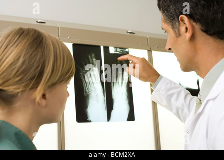 Arzt und Krankenschwester Blick auf Röntgenaufnahmen des Fußes Stockfoto