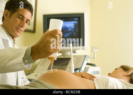 Geburtshelfer Vorbereitung Patient für Ultraschall Stockfoto