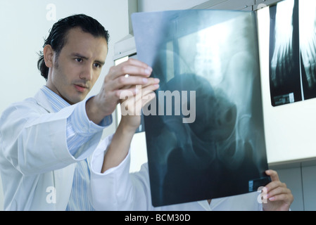 Ärzte, die x-ray zusammen betrachten Stockfoto