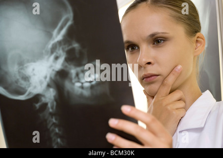 Arzt Untersuchung Röntgen, Kinn in die hand Stockfoto