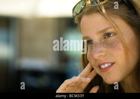 Junge Frau mit Kopf, wegsehen, Porträt Stockfoto