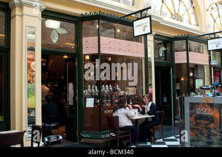 Zwei Frauen in einem Café in der Royal Arcade aus Bourke Street Mall Melbourne Victoria Australien Stockfoto