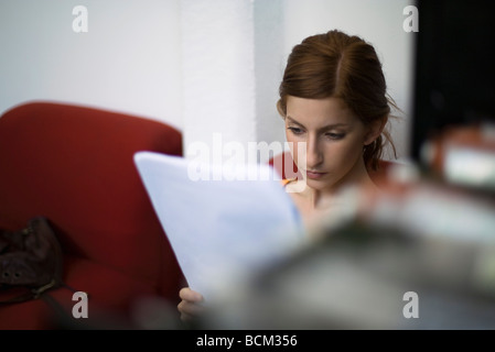 Junge Frau lesen Dokument Stockfoto