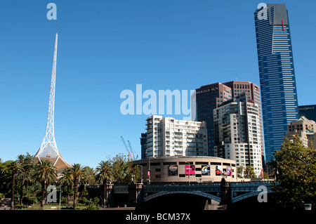 Victorian Arts Centre mit 162 Meter hohen Turm und Hamer Hall flankiert von Eureka Tower Melbourne Victoria Australien Stockfoto