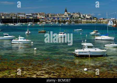 Hafen von Roscoff in der Bretagne bei Ebbe Stockfoto