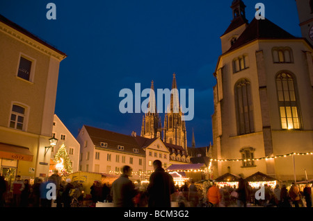 Weihnachtsmarkt mit Dom Kathedrale im Hintergrund, Regensburg, Bayern, Deutschland Stockfoto