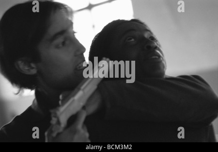 Dieb mit Pistole an den Kopf person Stockfoto