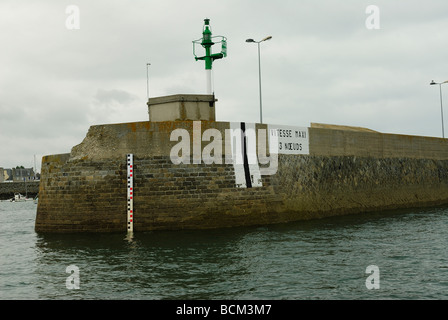 Granit-Eintrag auf den Hafen von Roscoff in der Bretagne Stockfoto