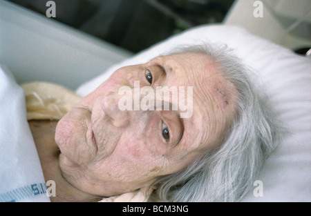 Ältere Frau liegend, Nahaufnahme Stockfoto