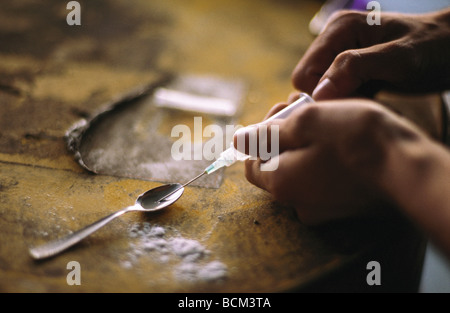 Person, die Vorbereitung der Spritze von Crack-Kokain Stockfoto