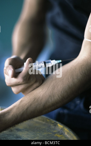 Mann oben Heroin schießen Stockfoto