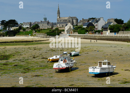 Boote stecken und stehen im Schlamm von Batz Inselhafen Stockfoto